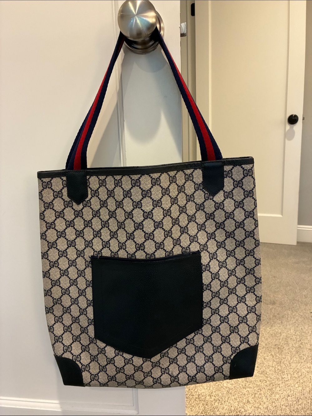 Excellent condition! Gucci tote navy/tan with navy/red straps